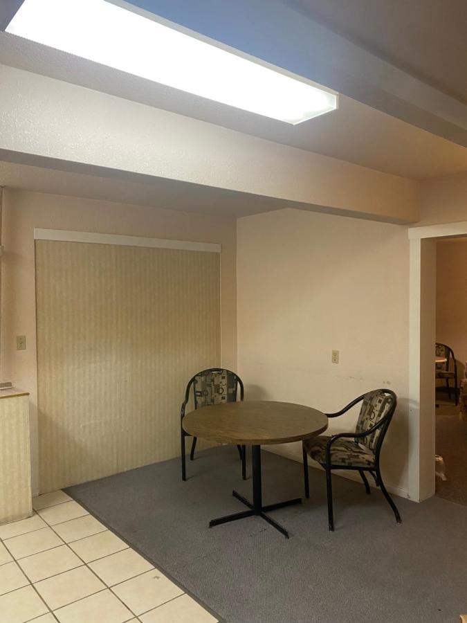 Chinook Motel Lethbridge Exterior photo