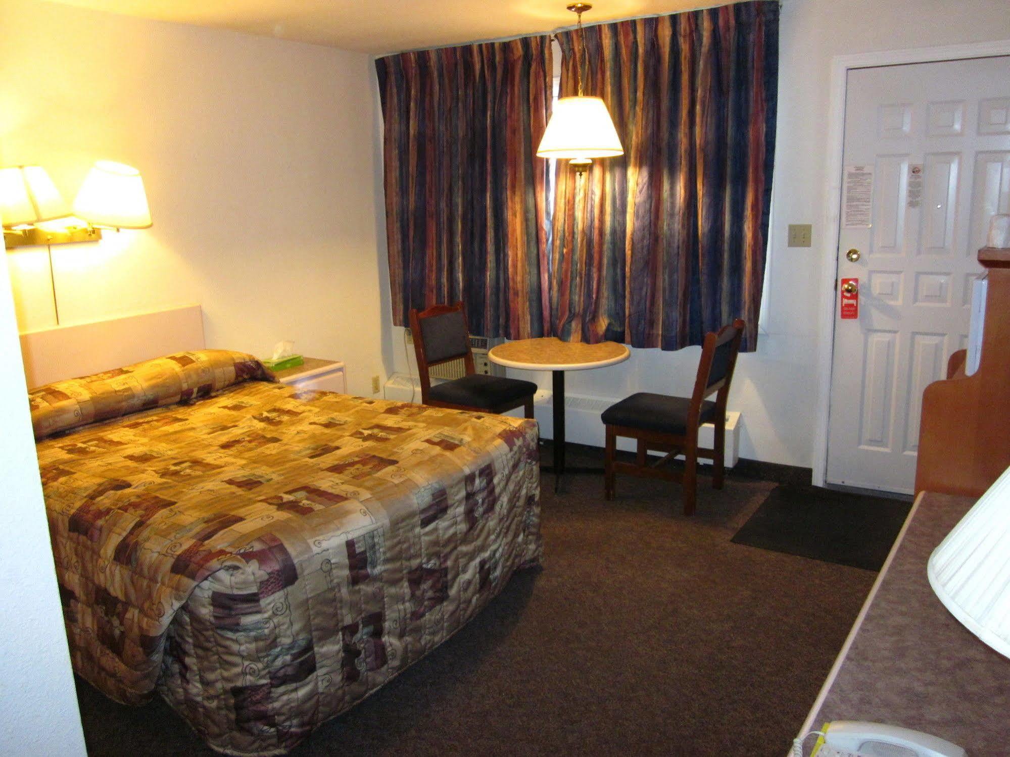 Chinook Motel Lethbridge Exterior photo
